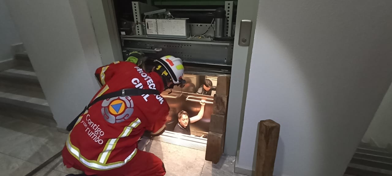 Se quedan atrapados en elevador y de madrugada los rescatan en Puebla capital
