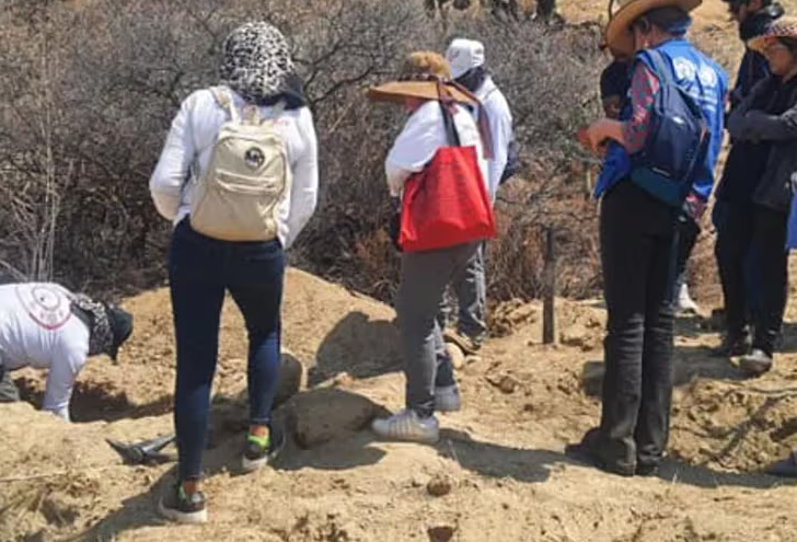 Colectivo halla fosa clandestina con restos óseos y prendas en Querétaro