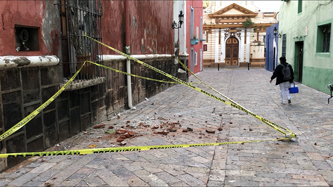 Tras sismo se desprende parte de la fachada de antiguo edificio de Atlixco