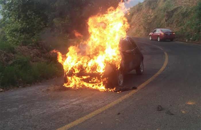 Por avería, se incendia auto en la Zacapoaxtla-Xochiapulco