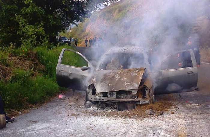 Por avería, se incendia auto en la Zacapoaxtla-Xochiapulco