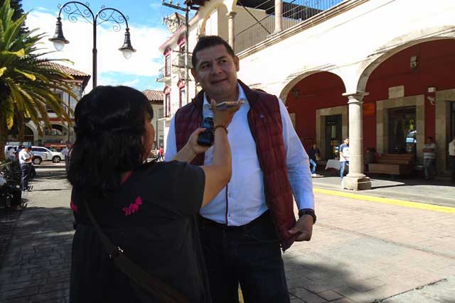Falso que ofrezca candidaturas de Morena en Puebla: Armenta