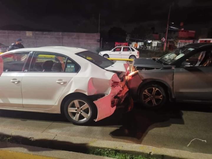 Conductor ebrio choca contra un automóvil con una familia en Atlixco