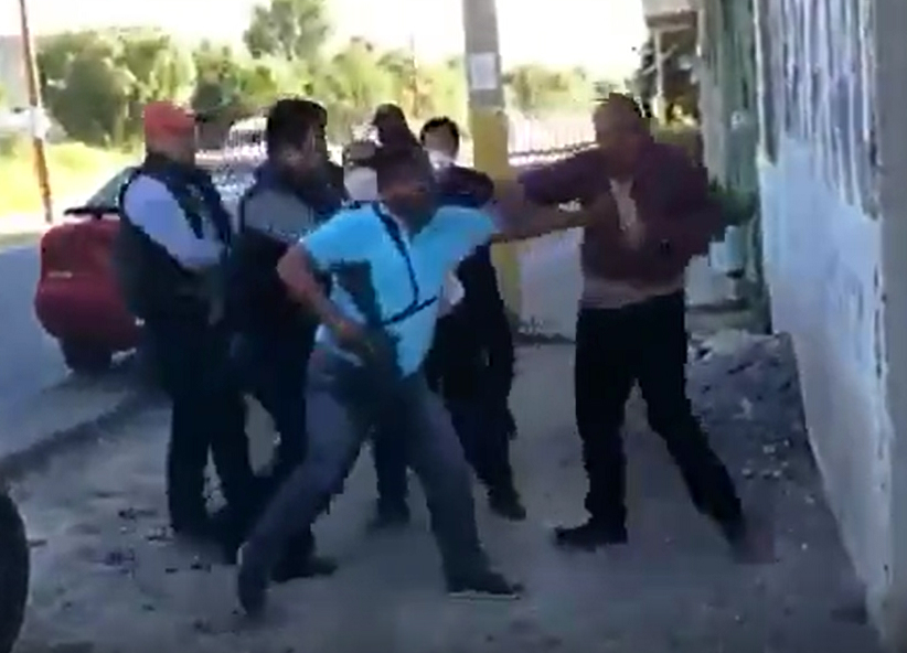 VIDEO Policías estatales encañonan y agreden a familia en Tecamachalco