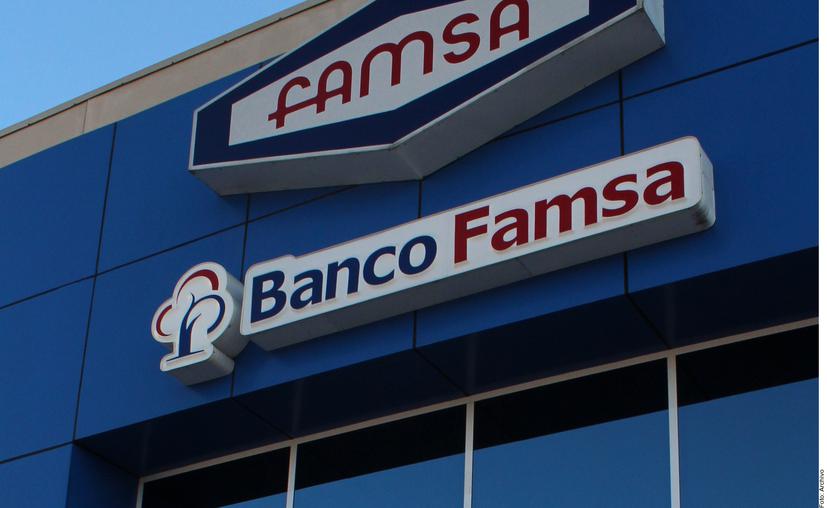 Exhiben megaestafa en Banco Famsa