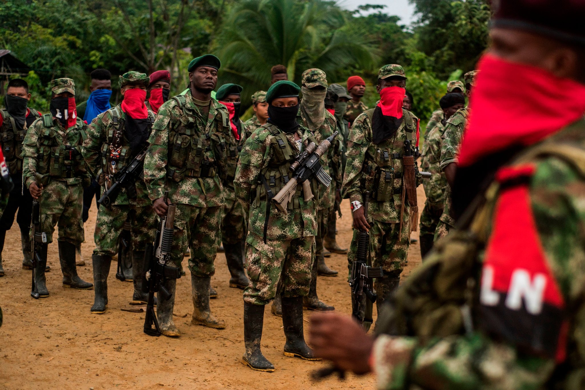 Tras ola de violencia, gobierno de Colombia suspende diálogo con ELN