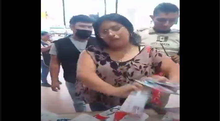 VIDEO Fardera intentó robar casi 6 mil pesos a Walmart