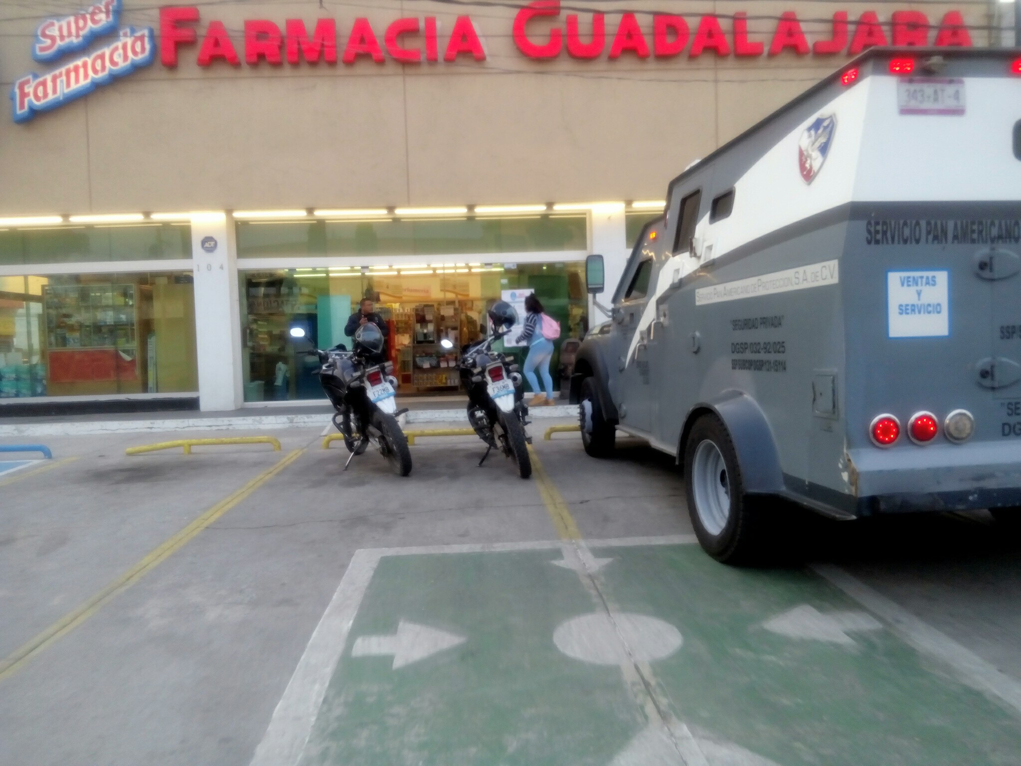 Roban farmacia cuando empresa de valores retiraba dinero en Texmelucan