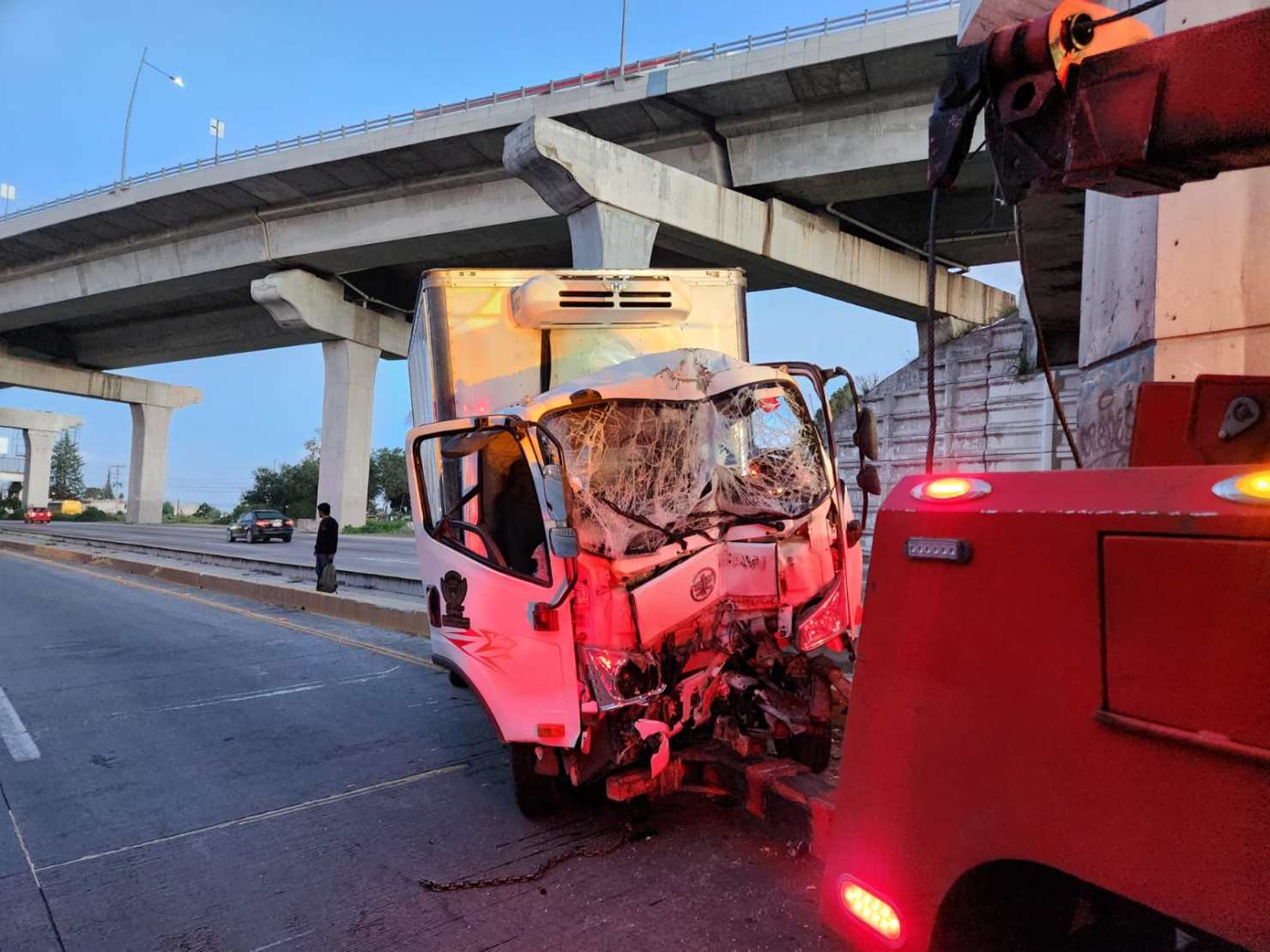 Chofer de camión deshace su unidad al chocar en puente del Puebla-Córdoba