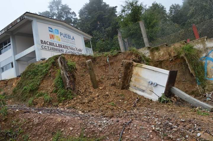 Franklin deja daños en carreteras y escuela de Tlatlauquitepec