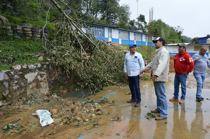 Franklin deja daños en carreteras y escuela de Tlatlauquitepec
