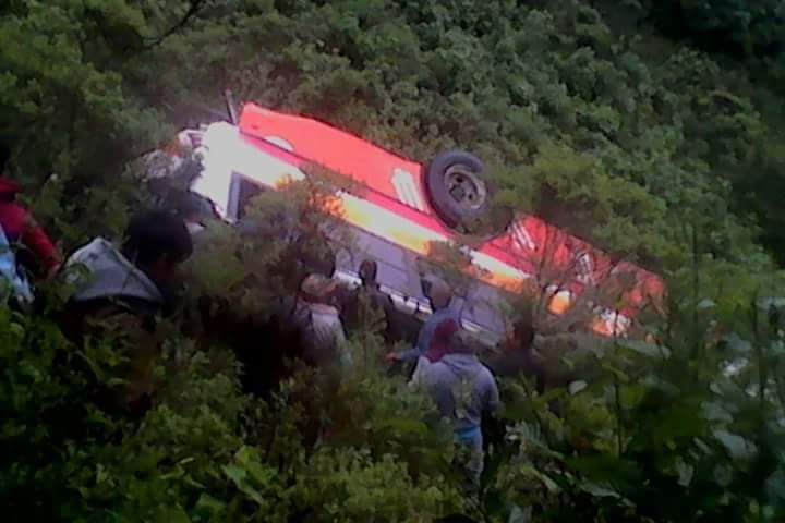 Autobús vuelca en Ajalpan y deja una persona muerta