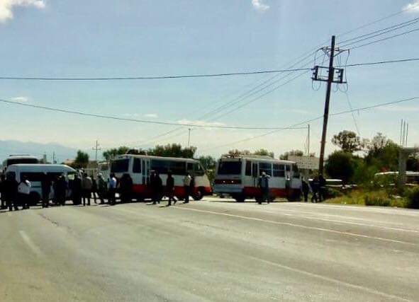 Transportistas bloquean la Federal Puebla - Tehuacán