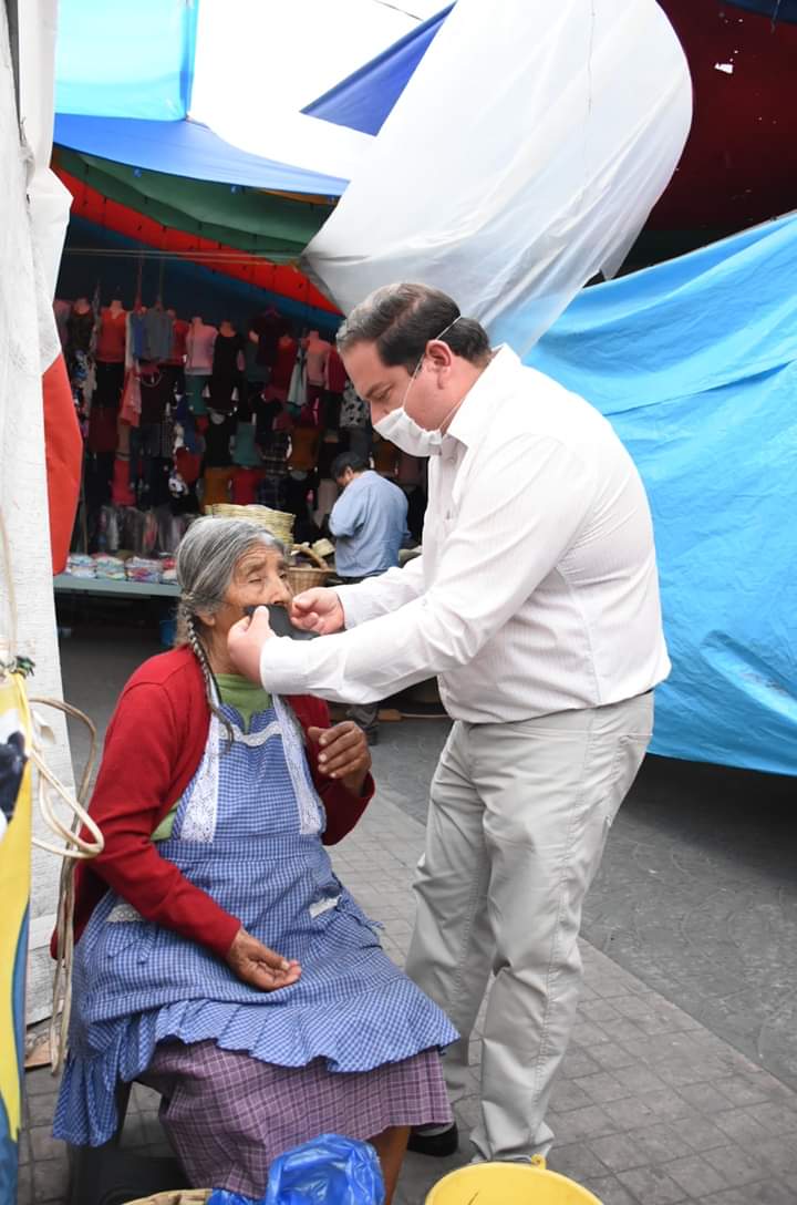 Edil regala cubrebocas pero no suspende tianguis en Atempan