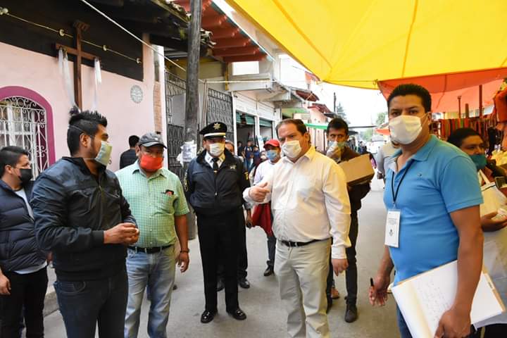 Edil regala cubrebocas pero no suspende tianguis en Atempan