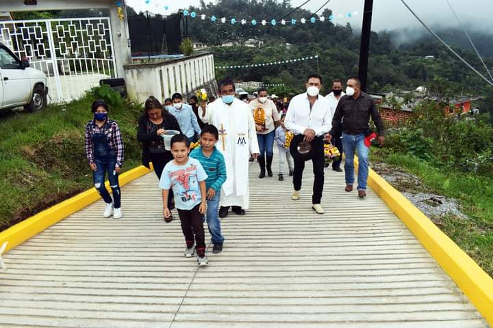 Edil de Tlatlauquitepec arma fiestón con pobladores pese a Covid19