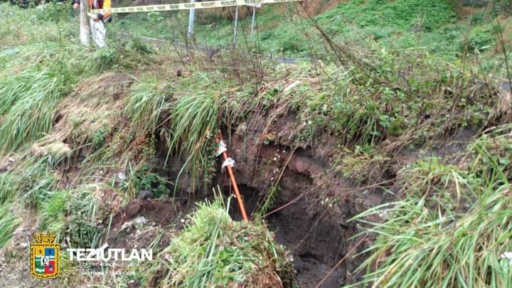 Lluvias en Teziutlán provocan socavón en puente de Chignaulingo