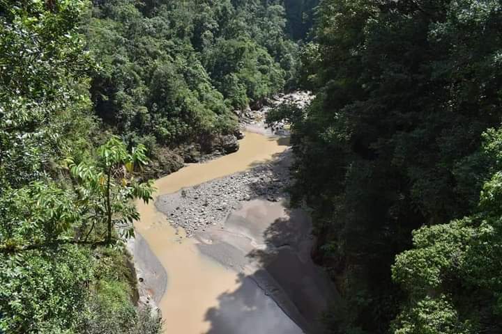 Hallan cuerpo de uno de los que cayó de retroexcavadora en Tlatlauquitepec 