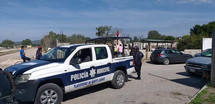 Policías de Tlacotepec custodian a comerciantes para evitar asaltos en carreteras
