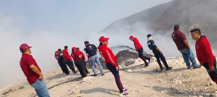 Siguen trabajos para detener incendio en relleno sanitario de Tehuacán