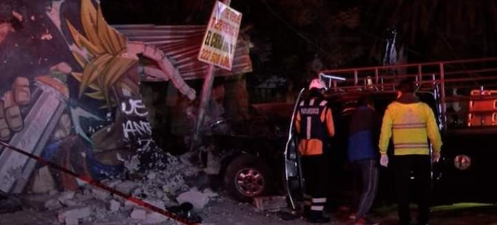 Muere masculino al chocar camioneta contra inmueble en Chachapa