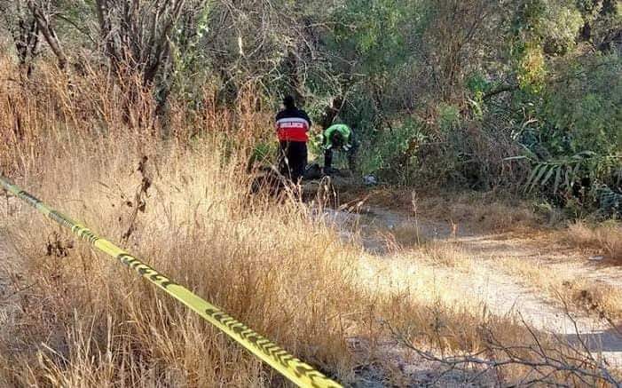 Hallan cadáver de hombre con bolsa en la cabeza en la carretera Jonotla-Tuzamapan