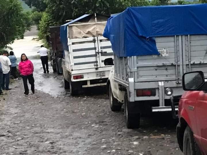 Quedan incomunicados habitantes de Tenampulco por daños en camino