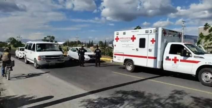 Balean a jóvenes en el Libramiento de Tehuacán