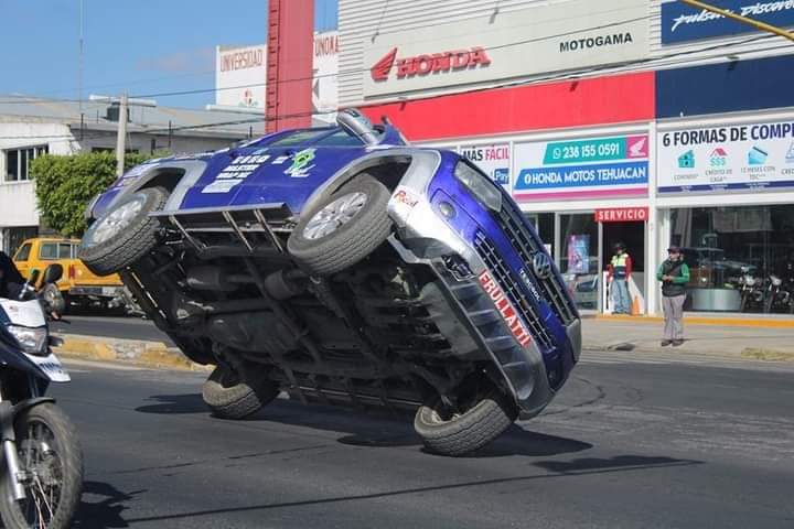 Motpaka rompe récord al conducir camioneta en dos ruedas por calles de Tehuacán