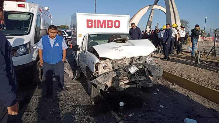 Vehículo de Bimbo choca camionetas del ayuntamiento de Tehuacán: hay un lesionado
