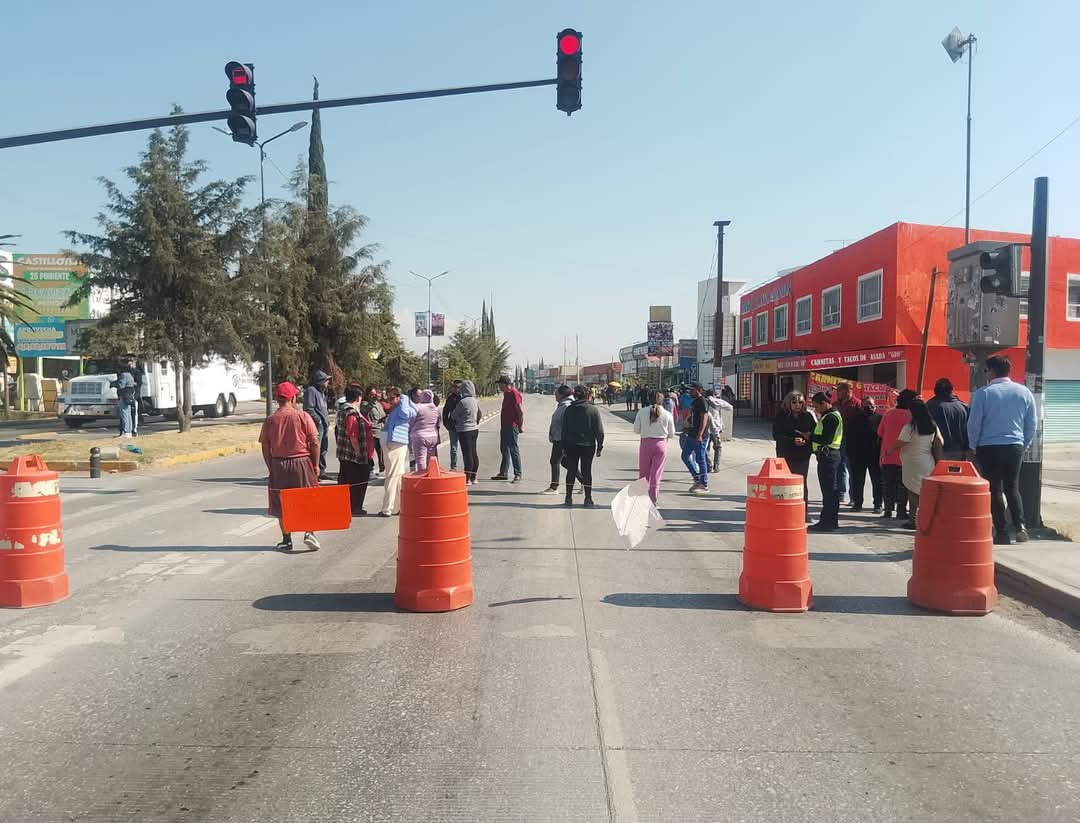 Por instalación de puesto de tacos de Antorcha, vecinos de la Guadalupe Hidalgo cierran la 11 sur