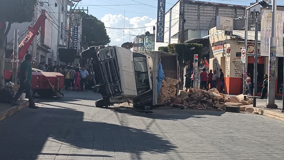 Grúa termina volcando camión de piedras sobre calles de Tecamachalco 