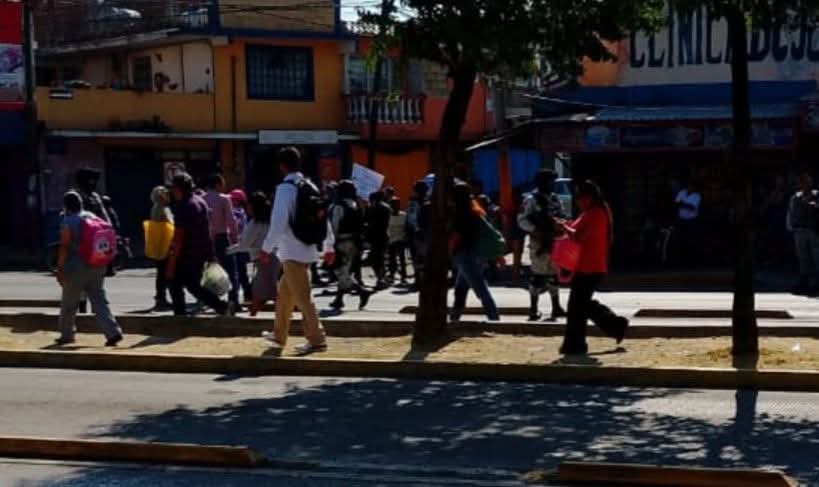 Bloquean vecinos la 11 Sur por falta de agua en colonias 