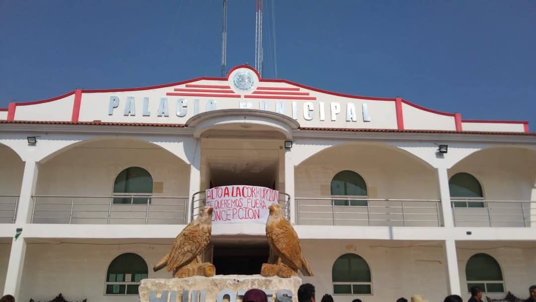 Regidores de Atoyatempan se manifiestan frente a palacio municipal