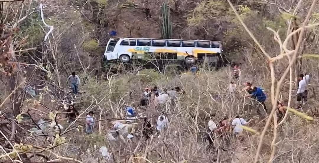 Choque y volcadura de autobús y tráiler deja 40 lesionados en la Puebla-Huajuapan