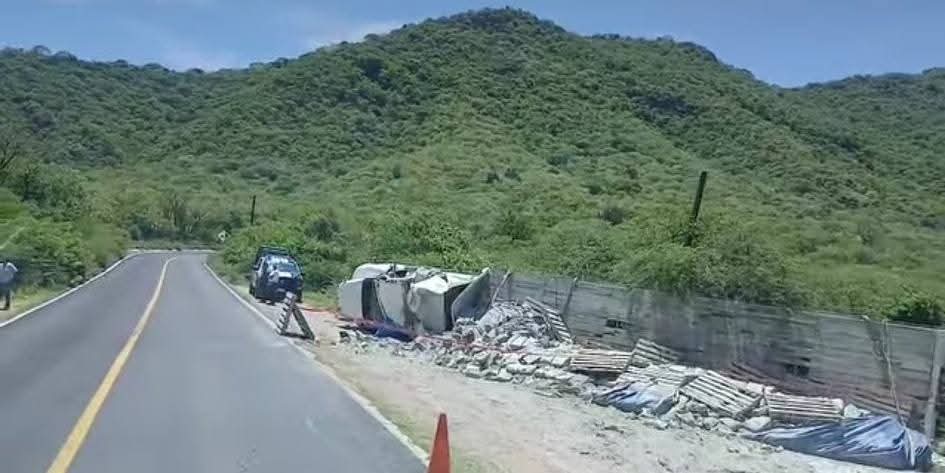 Muere trailero en volcadura en la Izúcar-Acatlán