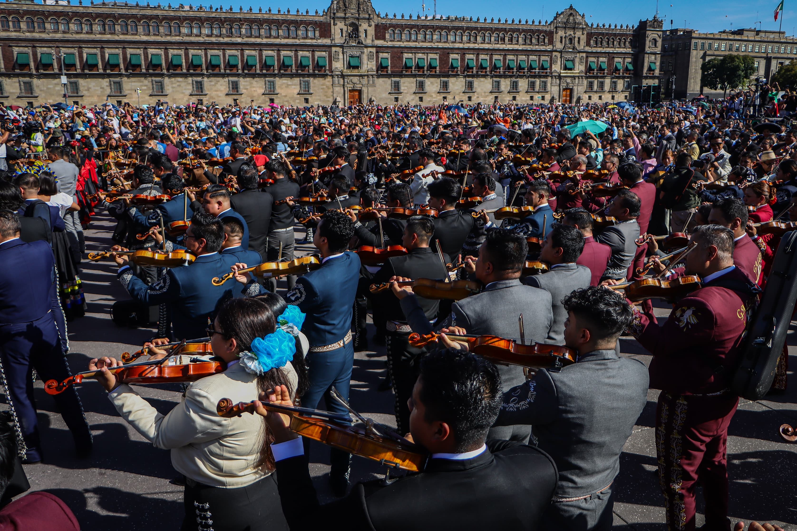 Rompen récord mundial de mariachis en la CDMX