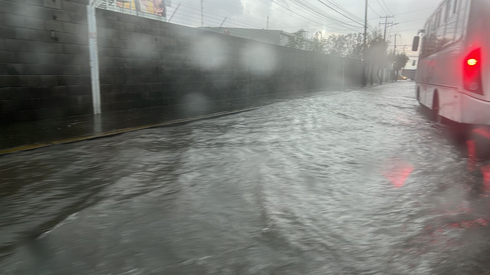 VIDEO Lluvia de este martes deja inundaciones en la ciudad de Puebla y árboles caídos