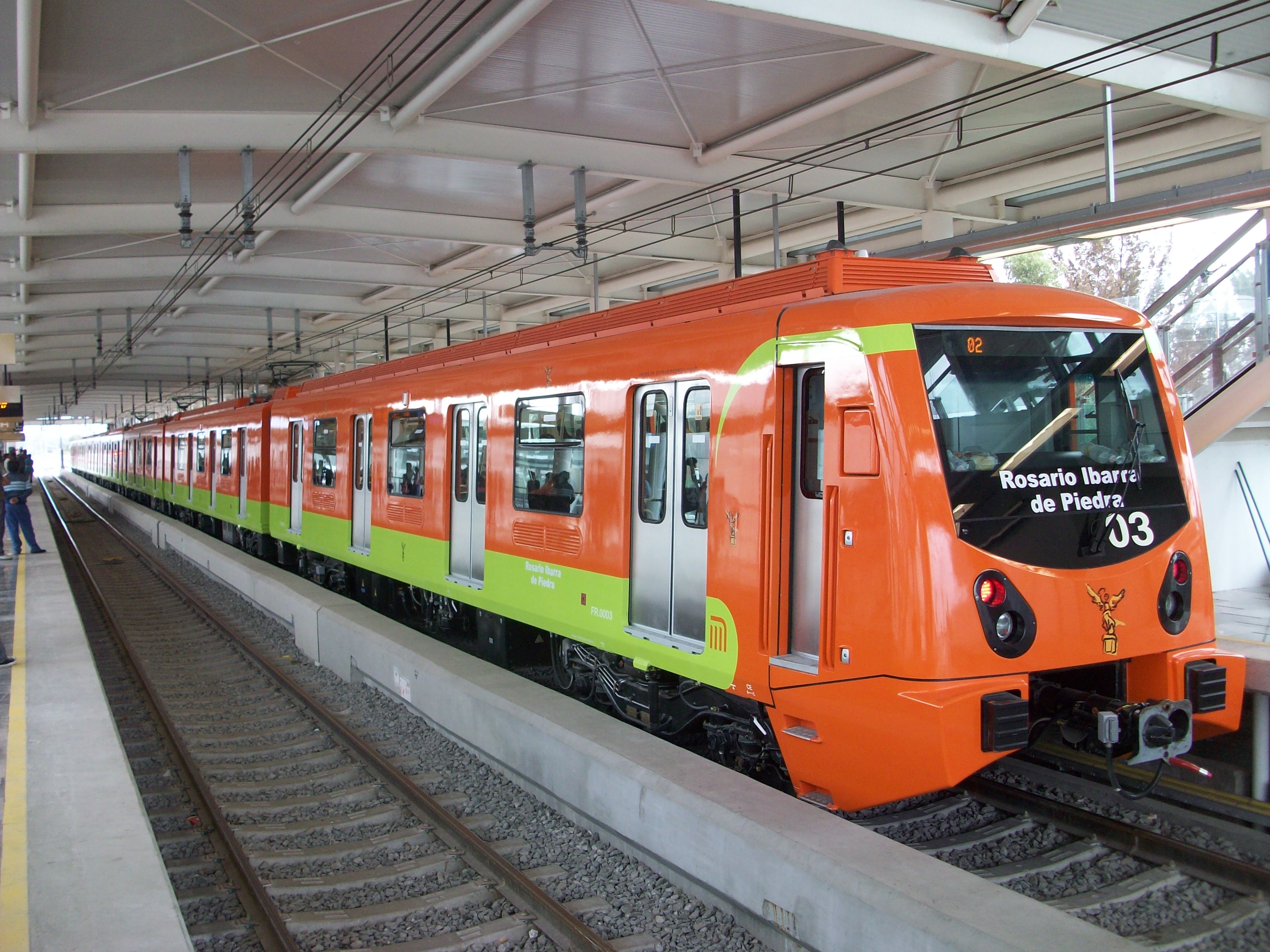 Abuelito se arroba a las vías del metro en la CDMX