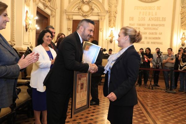 Ayuntamiento de Puebla celebra el Día nacional del abogado con entrega de cédulas reales