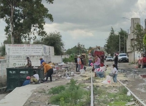 Pobladores saquean tren cargado de arroz en Xochimehuacán