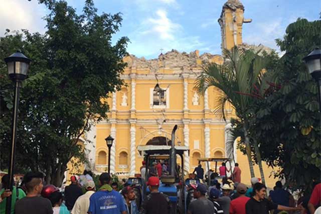 Feligreses de la Mixteca acondicionan lugares para realizar misas