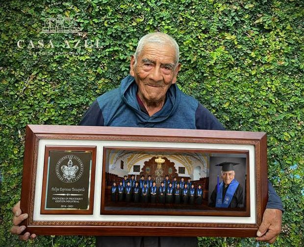 Presume Don Felipe la foto de su graduación en la BUAP