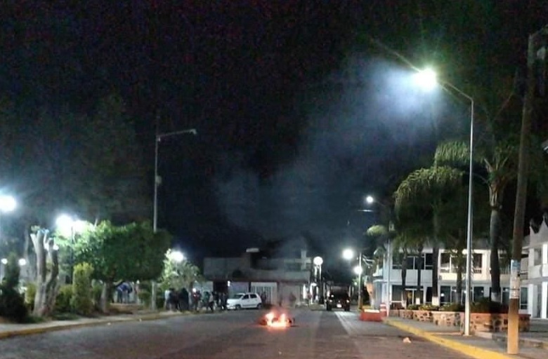 Detienen a presunto secuestrador y queman su moto en Felipe Ángeles