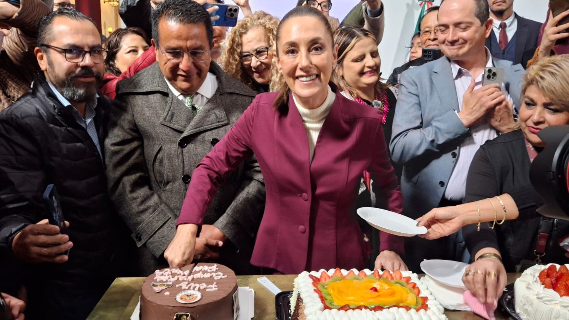 Así celebro Claudia Sheinbaum su cumpleaños 63º durante la conferencia mañanera