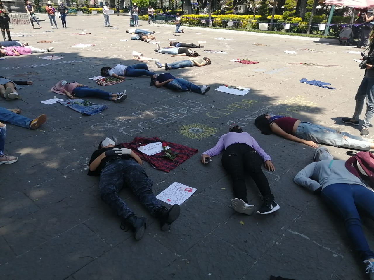 VIDEO Mujeres protestan en el zócalo de Puebla contra feminicidios