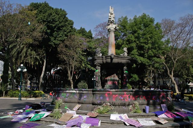 Fuente de San Miguel en el zócalo, con daños severos tras marcha: INAH