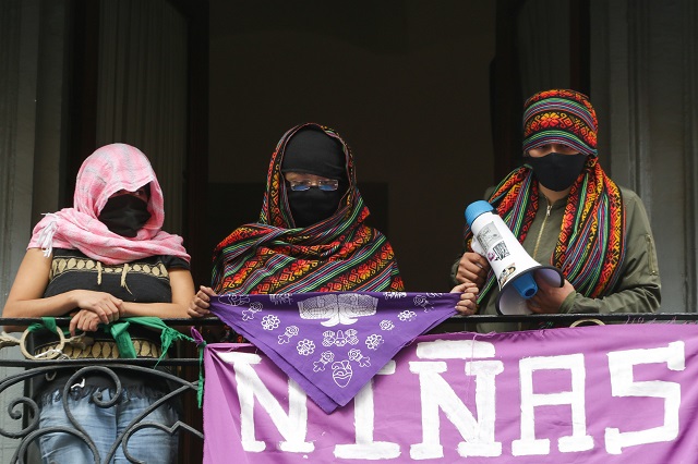Feministas en plantón dialogan sobre el aborto en el Congreso