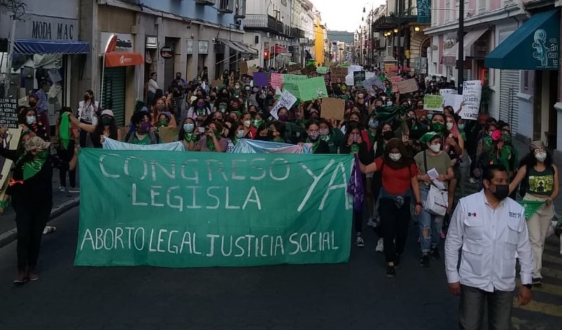 Feministas marchan en Puebla a favor de despenalización del aborto