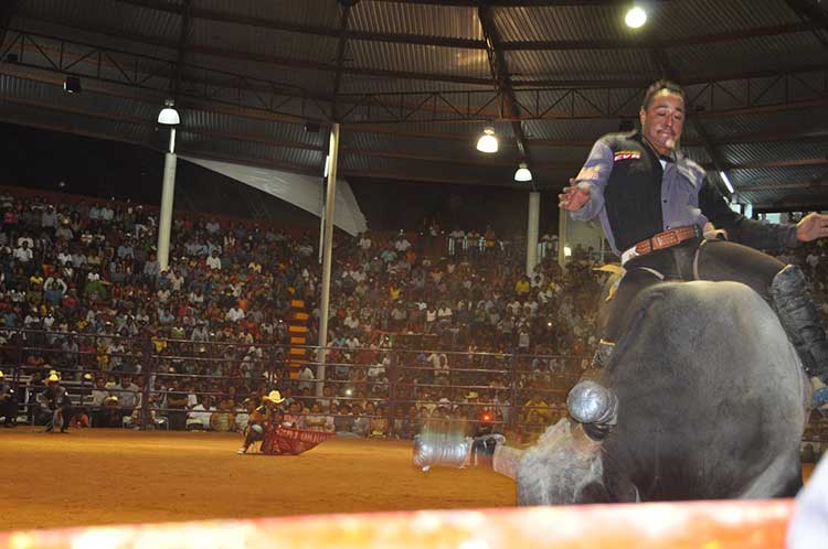 Folklore y colorido en la Feria del Miércoles de Ceniza en Tecomatlán